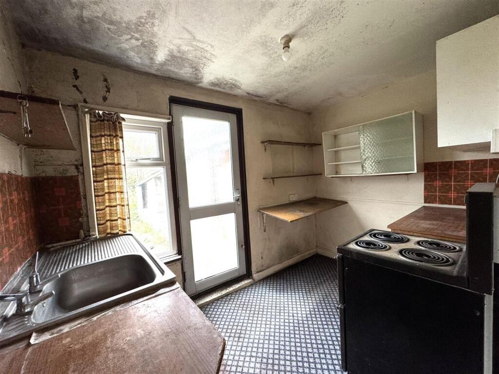 Kitchen 35 Drove Road.jpg