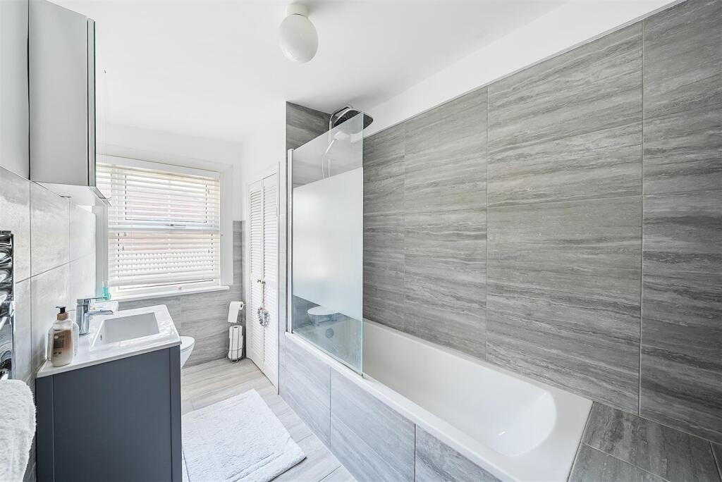 Bathroom 1.jpg