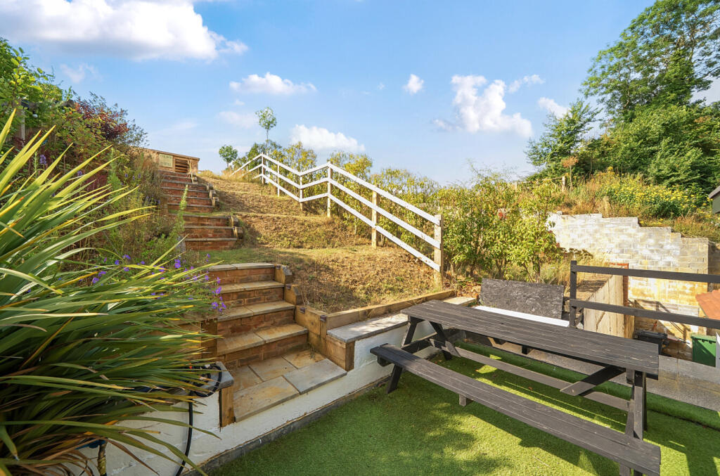 1327659-5-687a2f0...