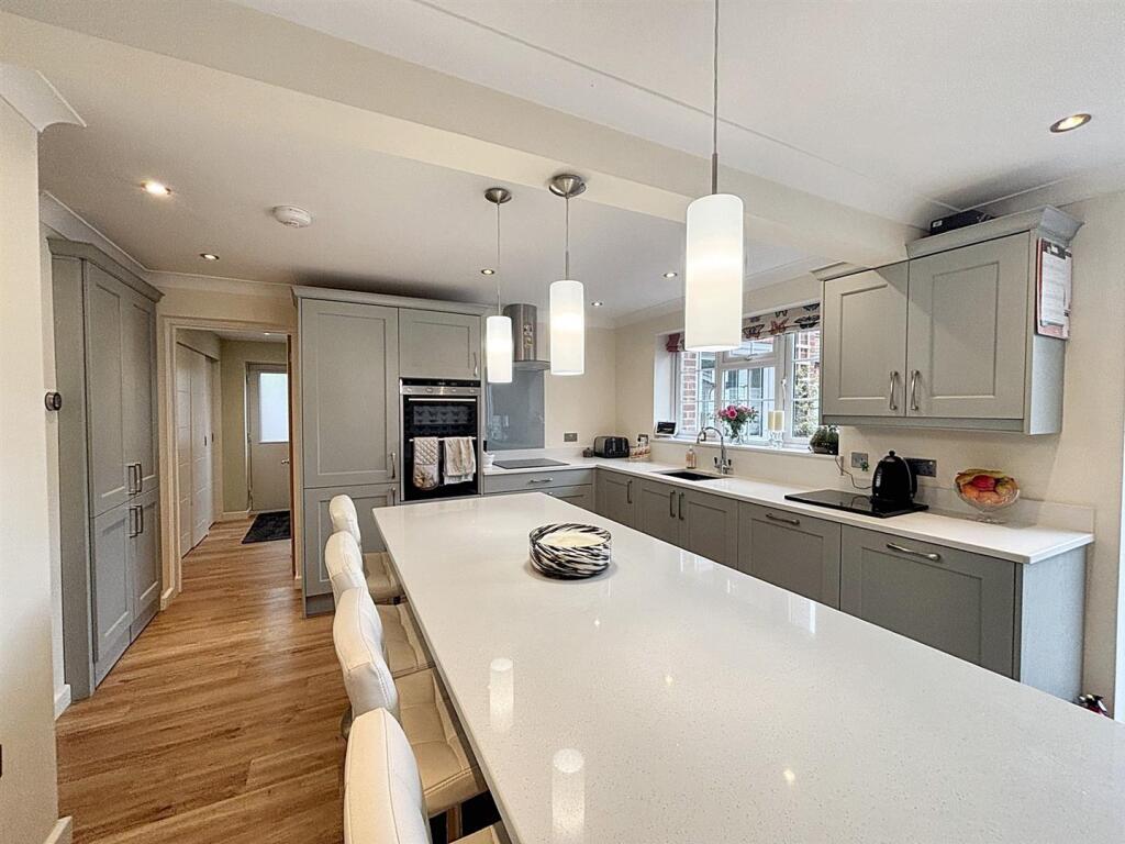 Kitchen 2.jpg