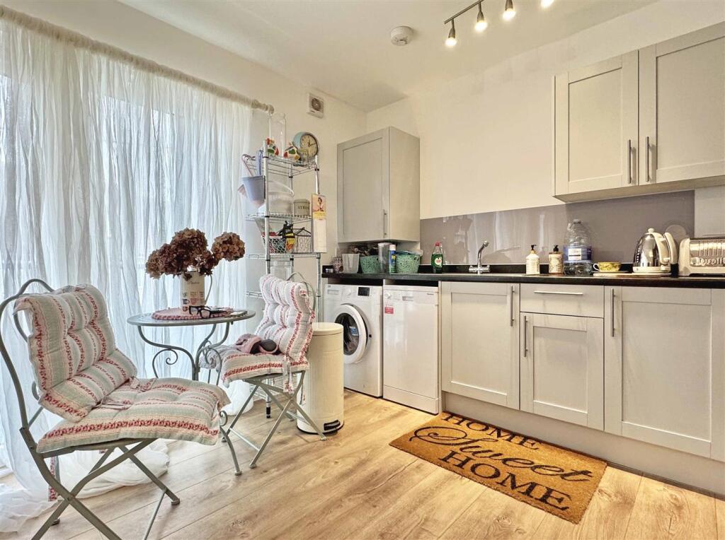 Kitchen b.jpg