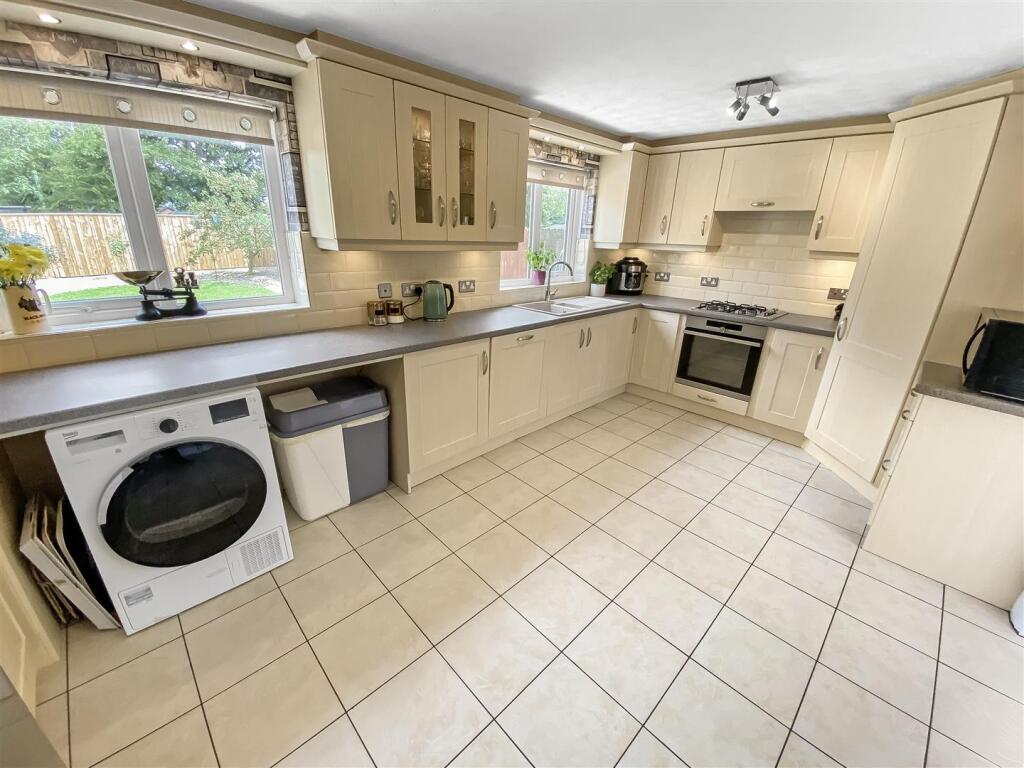Kitchen (1).jpg