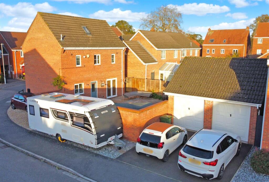 Double Garage &amp; Ample Parking 811