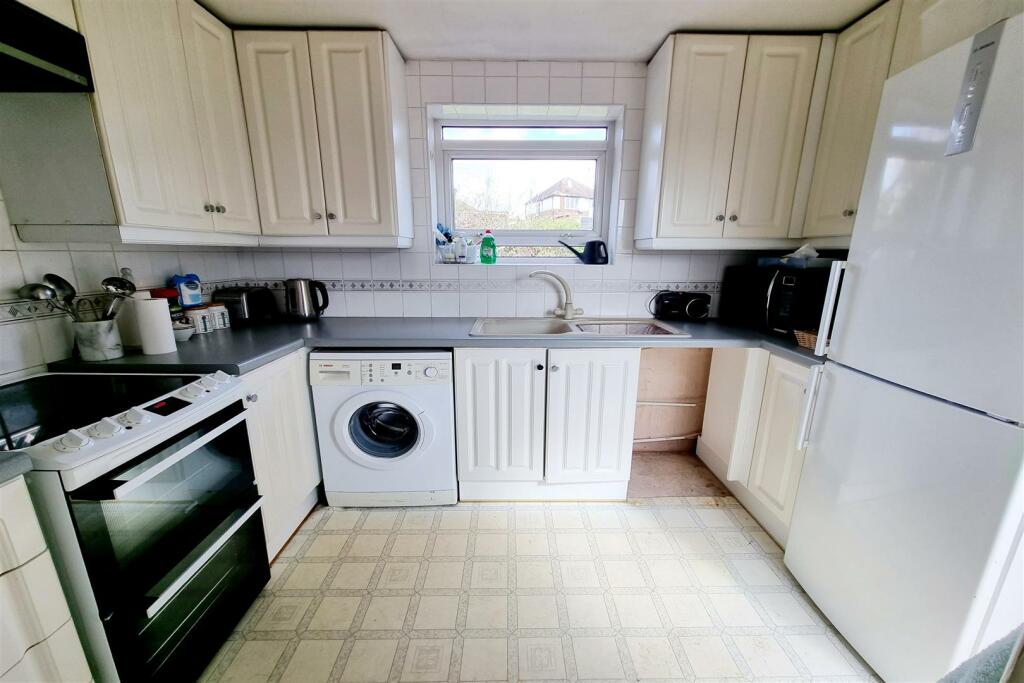 FITTED KITCHEN: