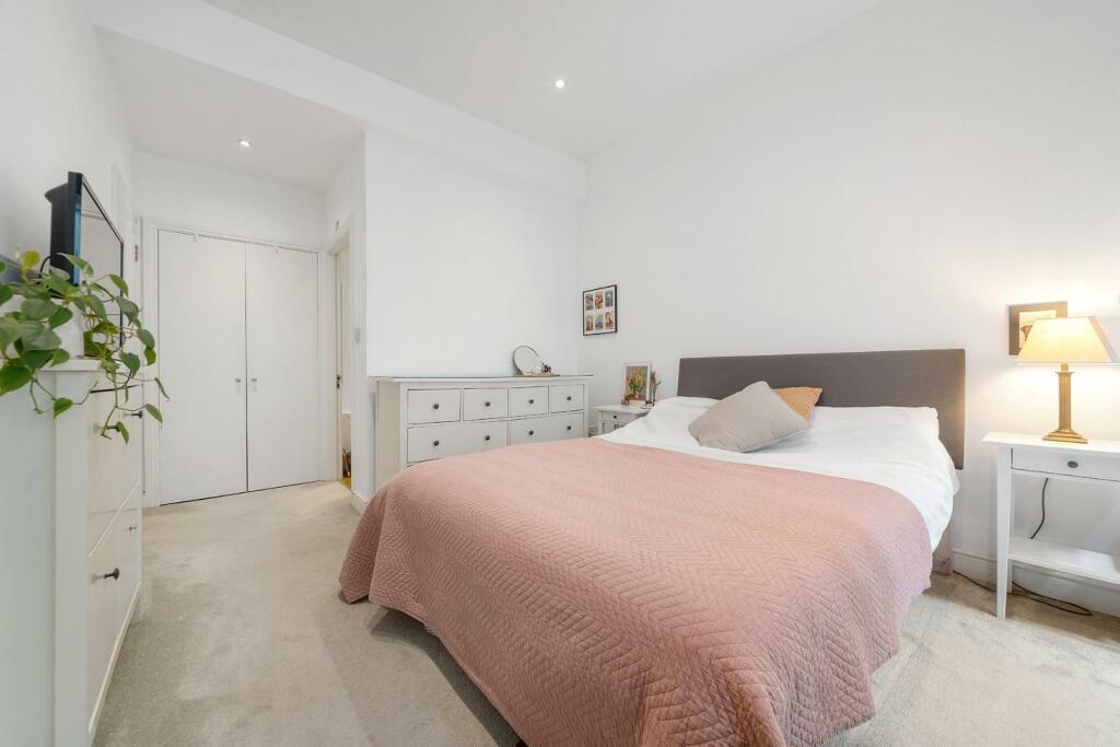 Bedroom (1).jpg