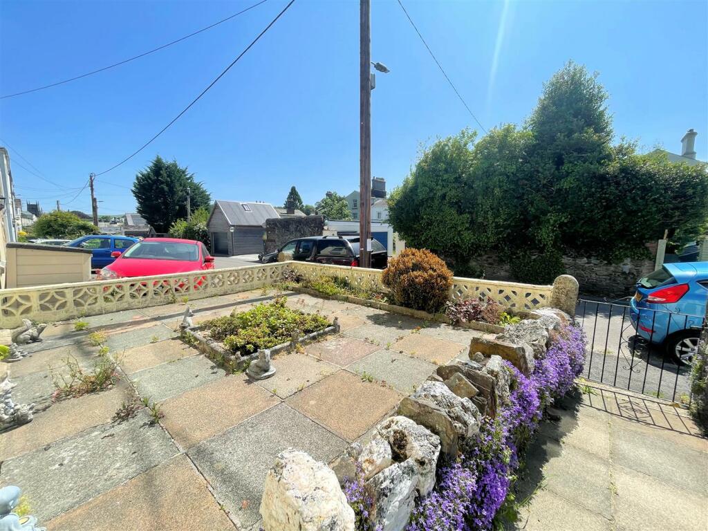 Front garden .jpg