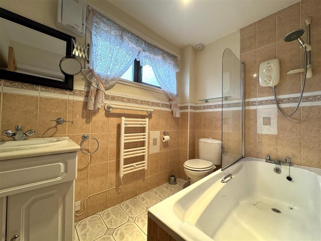 BATHROOM .JPG