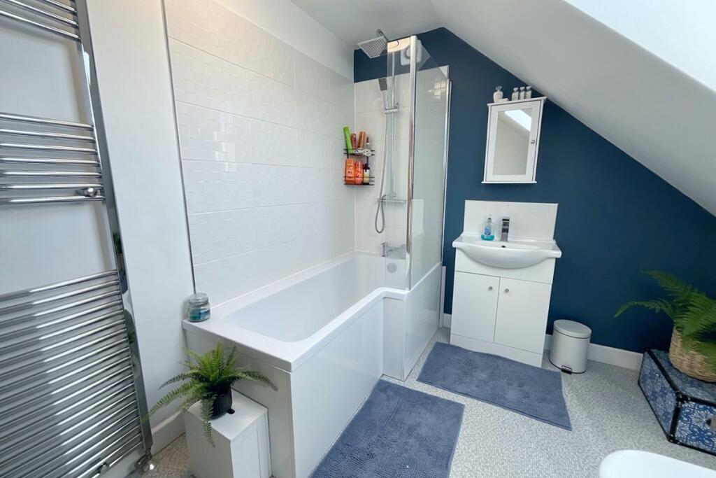 FAMILY BATHROOM