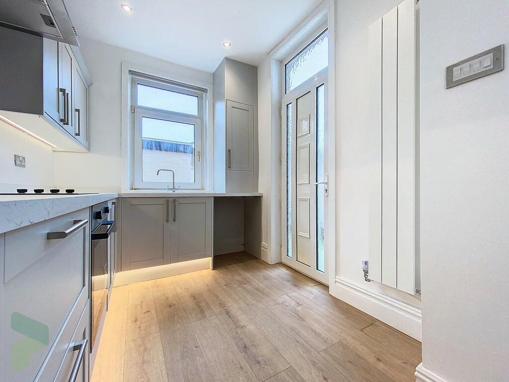 Fully Fitted Kitc...