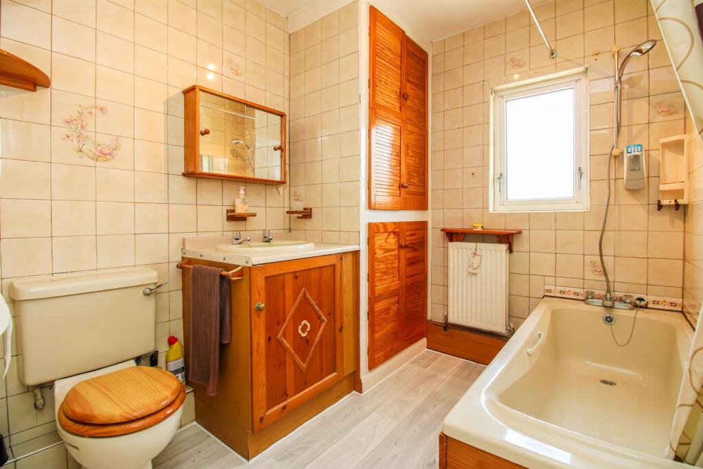 BATHROOM/W.C.