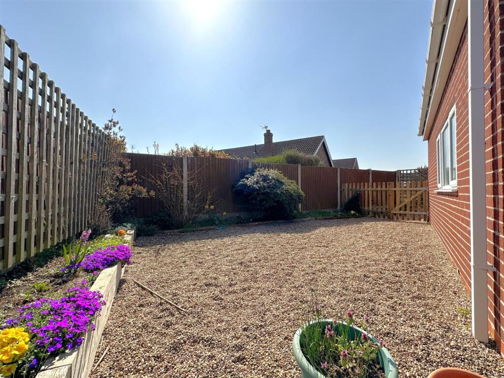 Low-Maintenance Side Garden 507