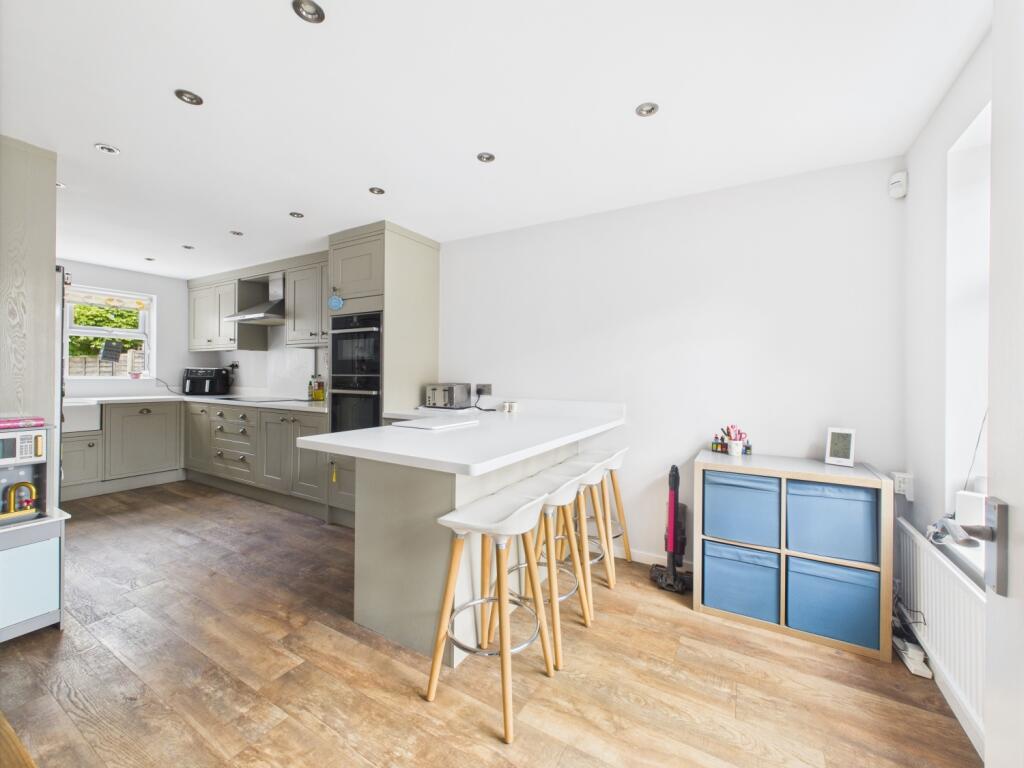 9. CAM04922G0-PR0050-STILL002