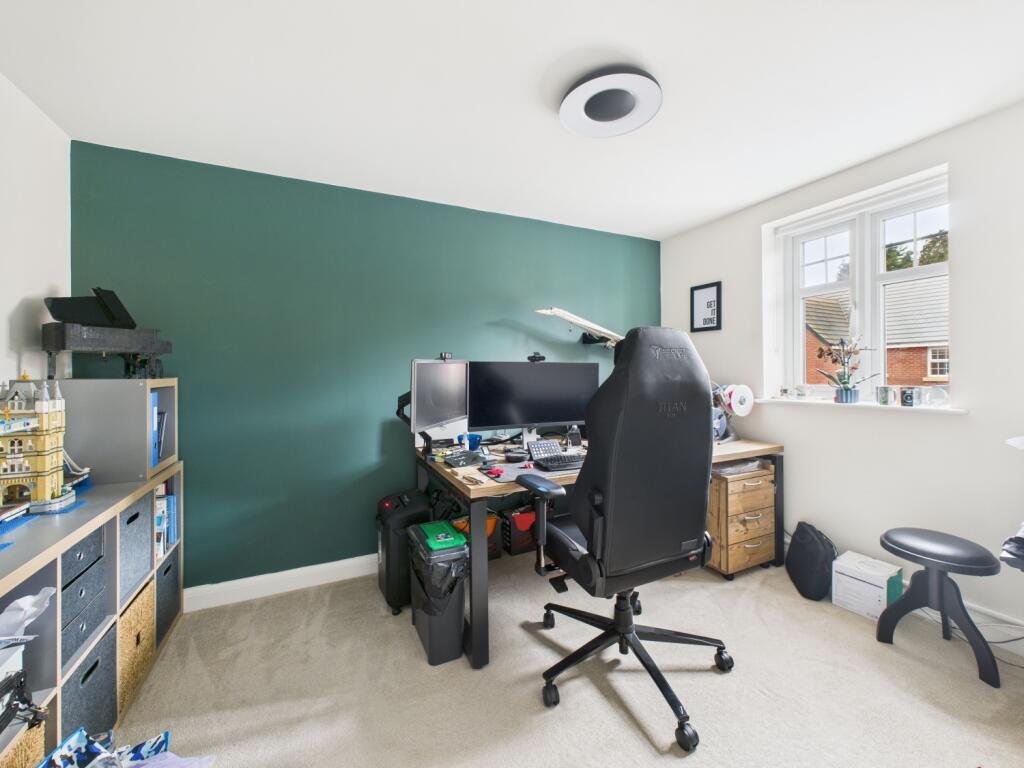 16. CAM04922G0-PR0085-STILL019