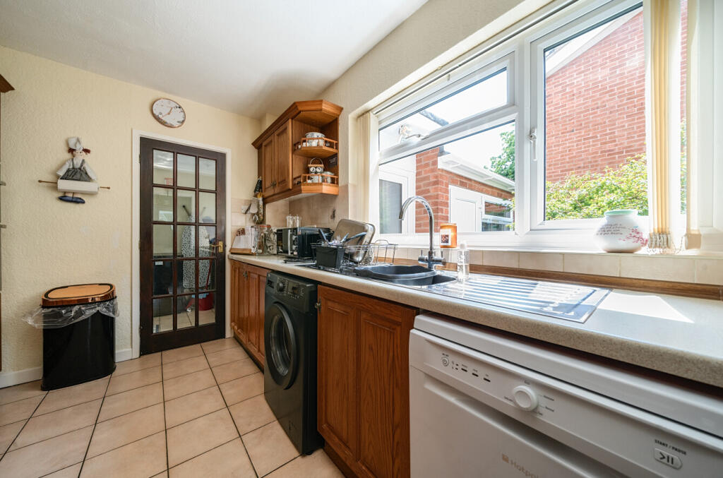 -684802b1102b2-l-1301705-9-6843383cba54a