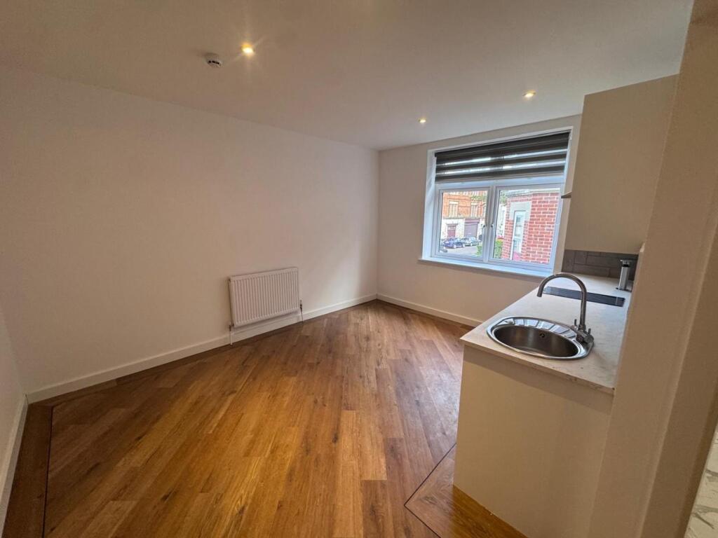 Flat 9 living kitch.jpg