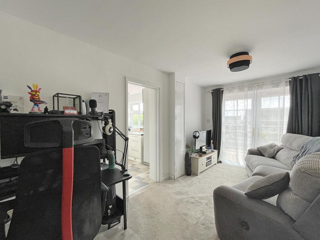 Mardon Close 15 - Annexe Lounge.jpg