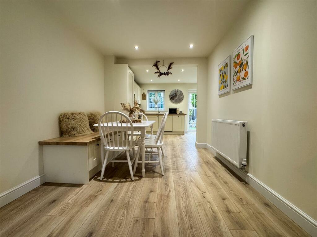 OPEN PLAN FAMILY ROOM