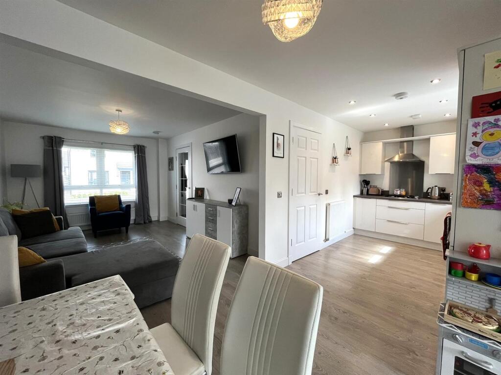 OPEN PLAN LOUNGE/DINING KITCHEN/SUN LOUNGE