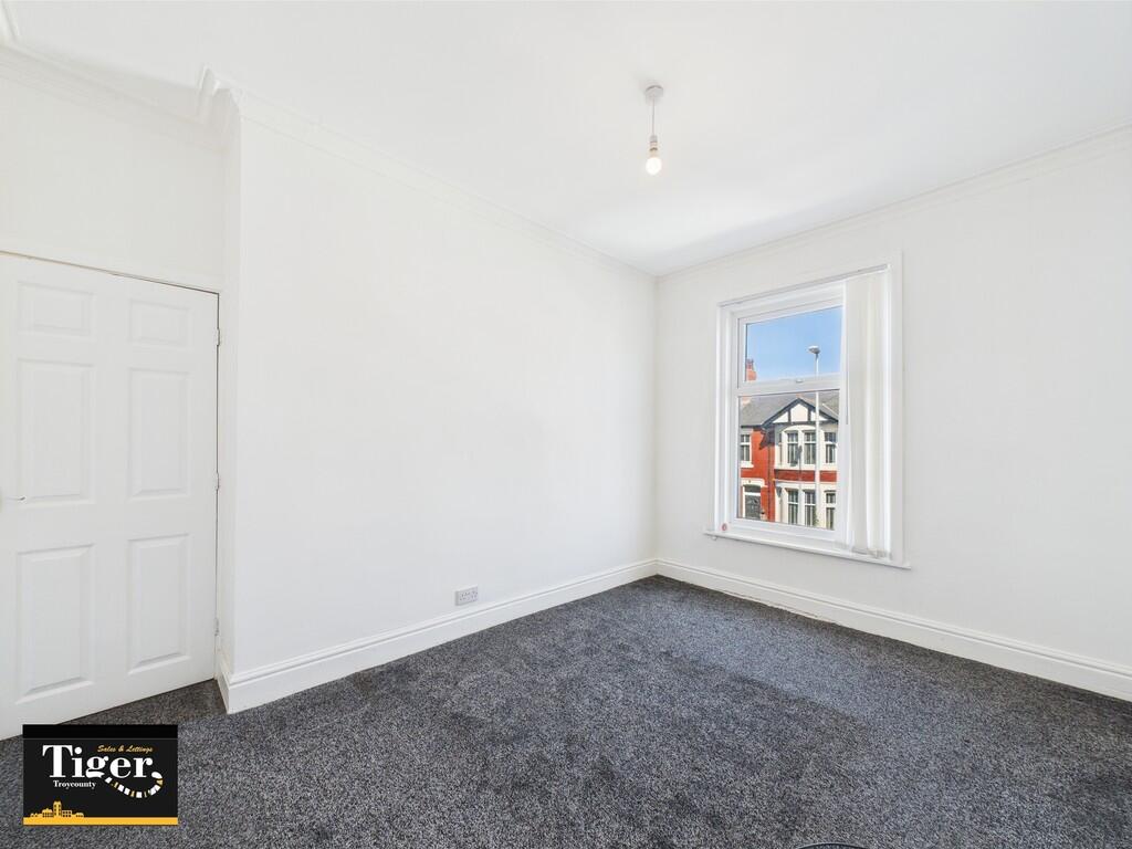 CAM02176G0-PR0583...