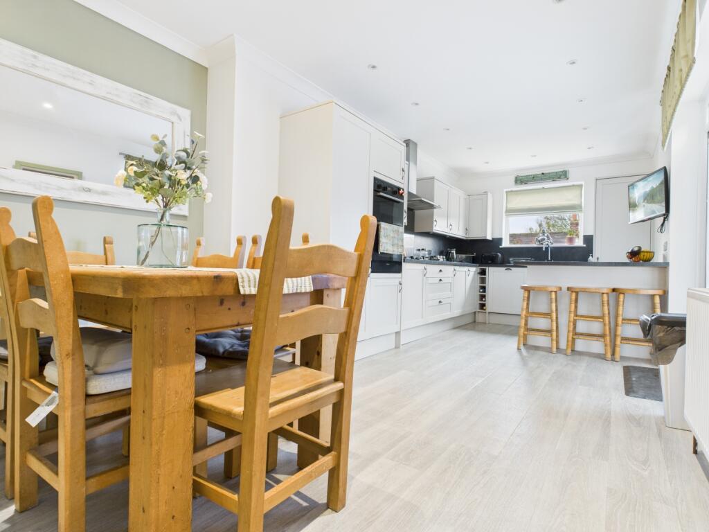 CAM03729G0-PR0153-STILL014