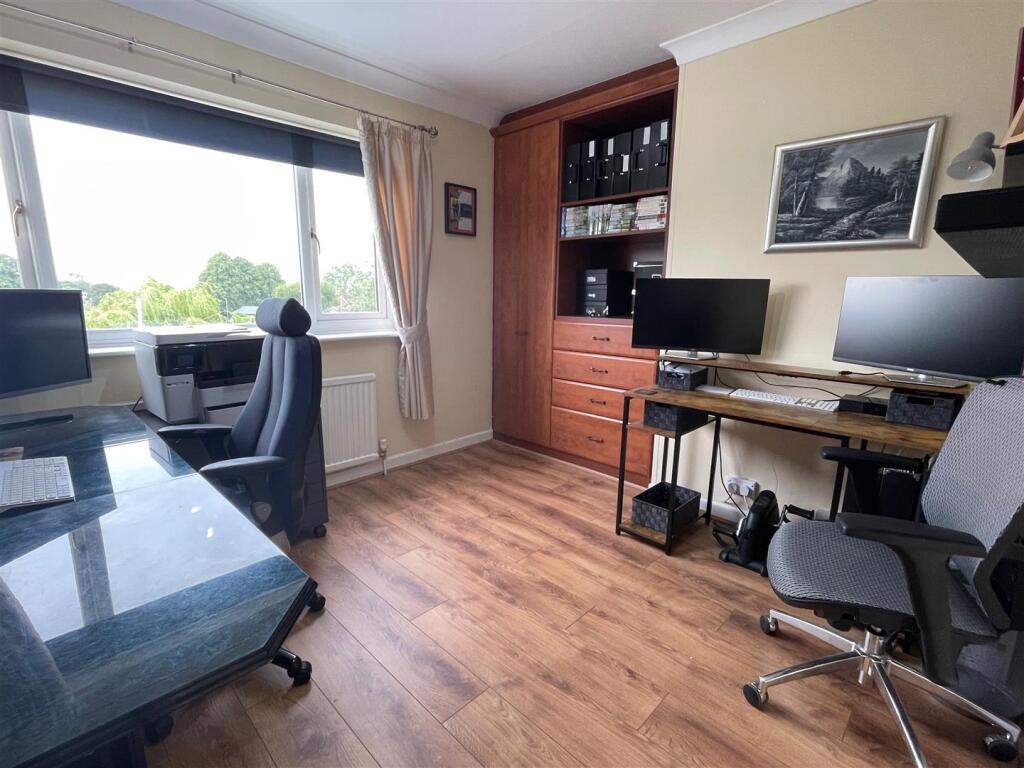 18 Bedroom 3a (King).jpeg