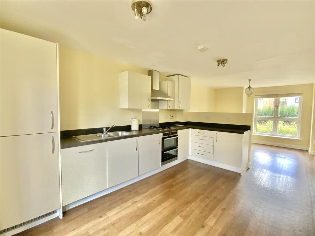 Kitchen/ Dining Room