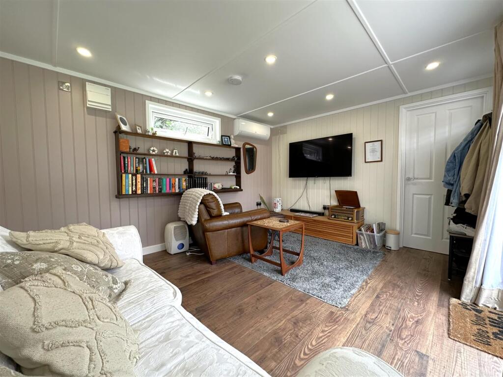 Annexe: Living Room 310
