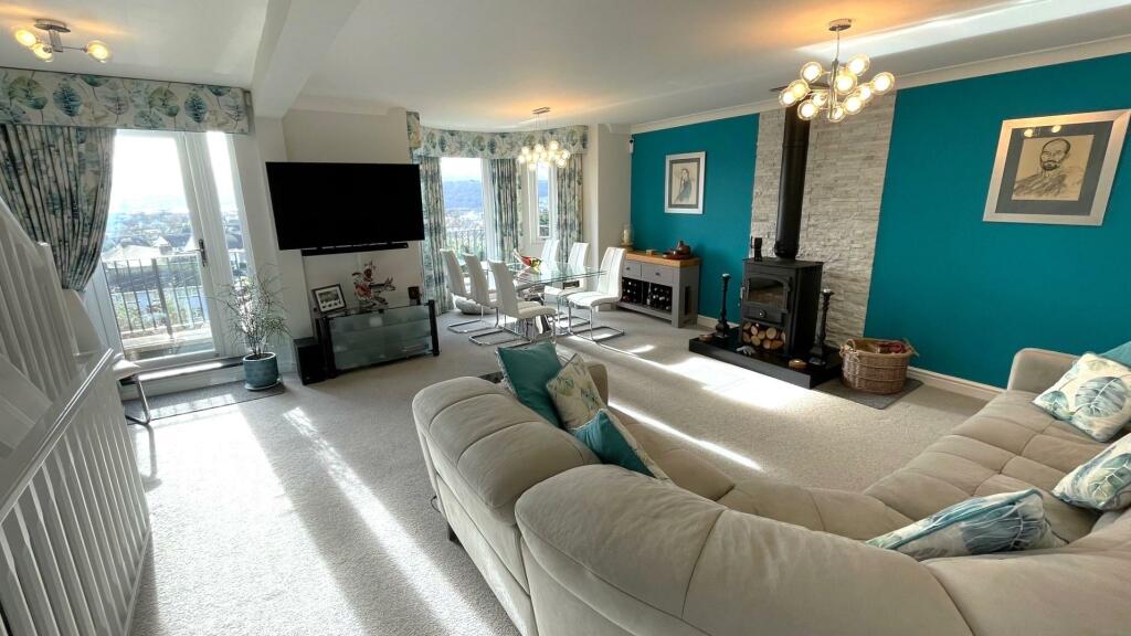 OPEN PLAN LOUNGE/DINING ROOM