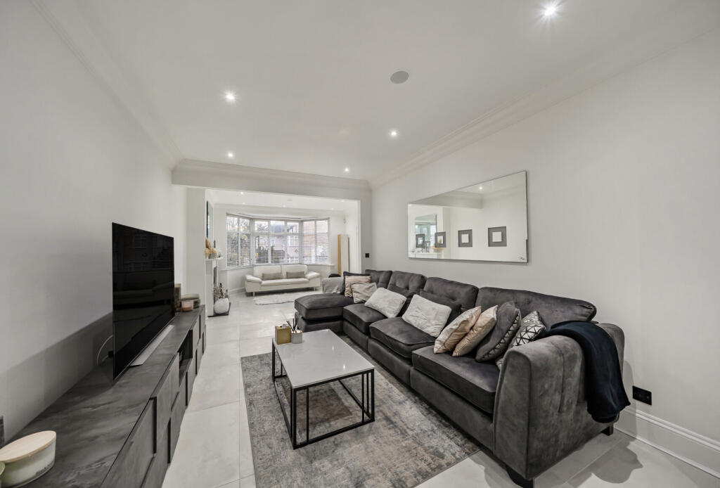 1371185-7-690a370...