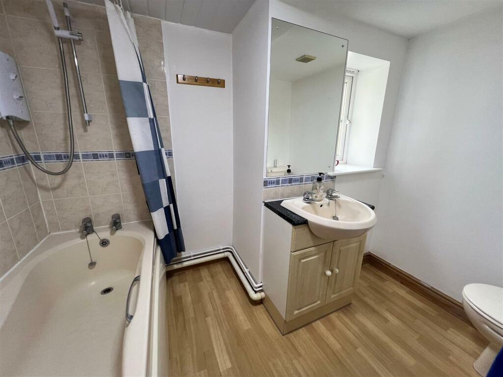 Bathroom 2.jpg