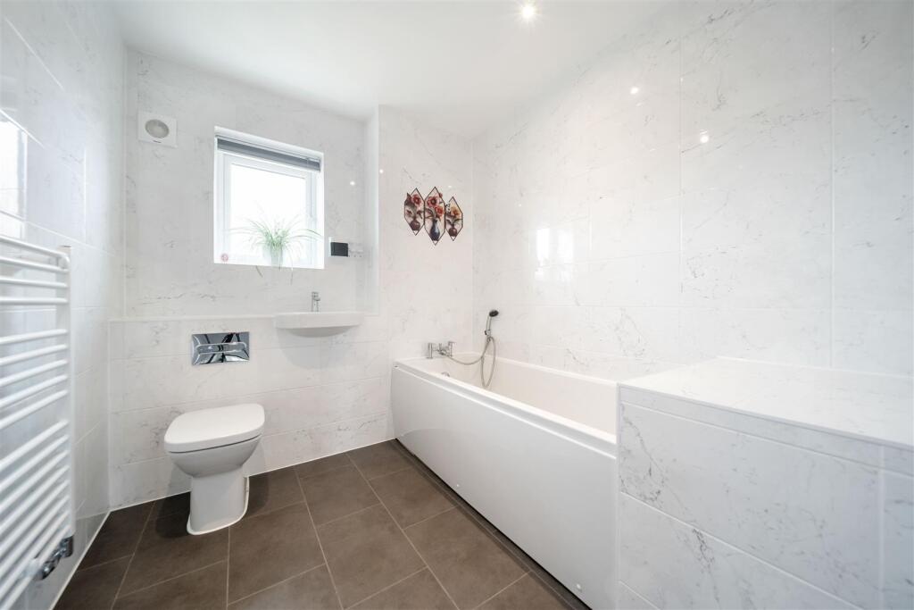 27 Thistledown Cresc-31.jpg