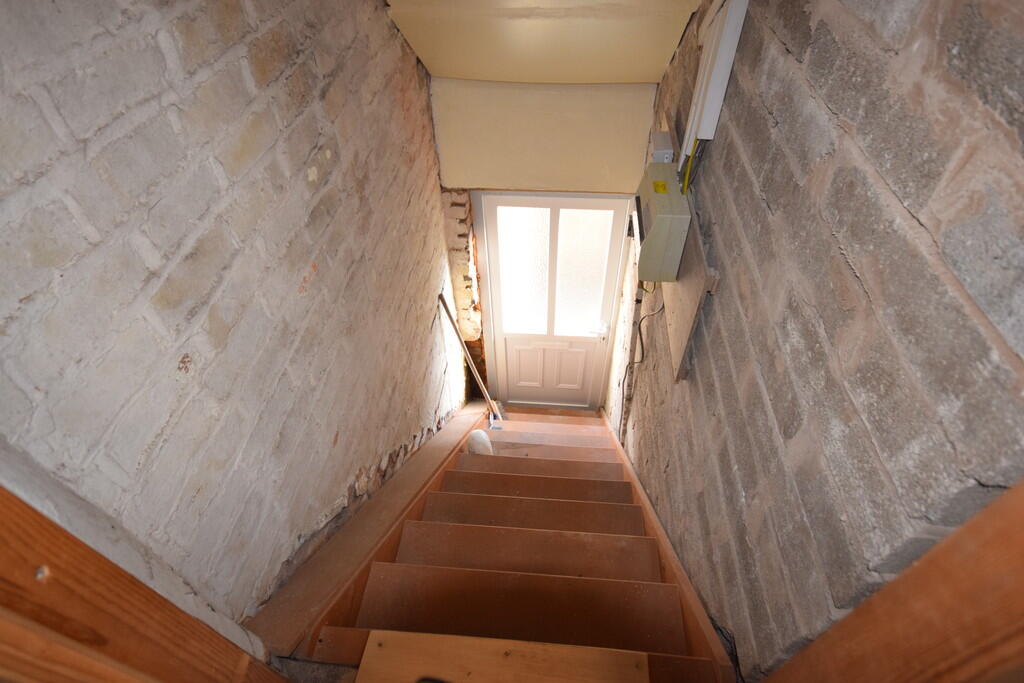 STAIRS TO REAR YA...