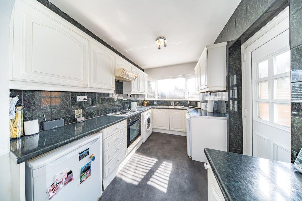 10 Birch Grove kitchen.jpg