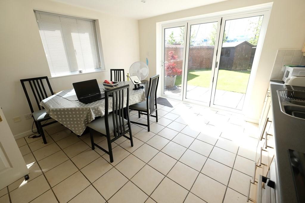KITCHEN/BREAKFAST 
