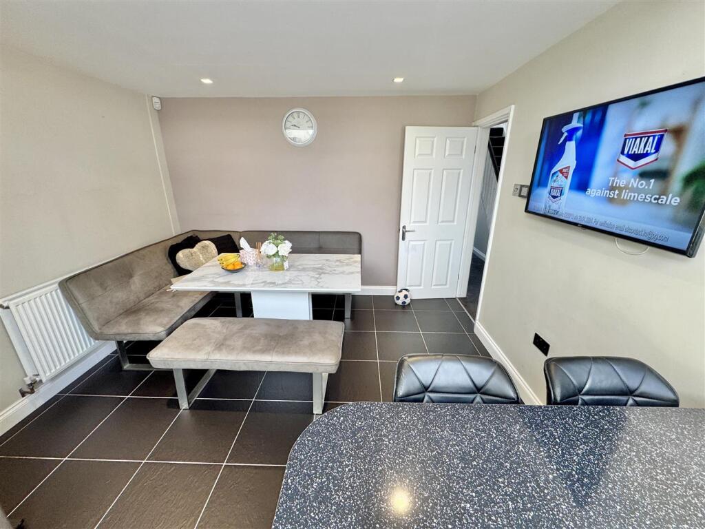 KITCHEN / DINING ROOM