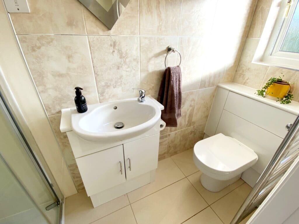 EN-SUITE SHOWER ROOM