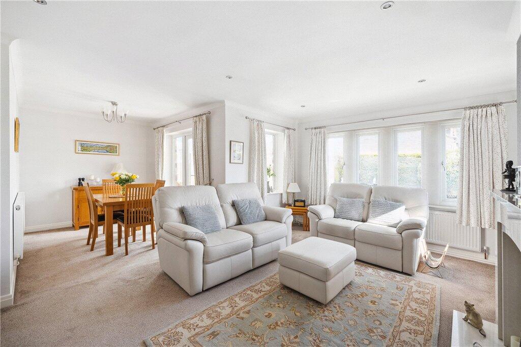 Lounge/Dining