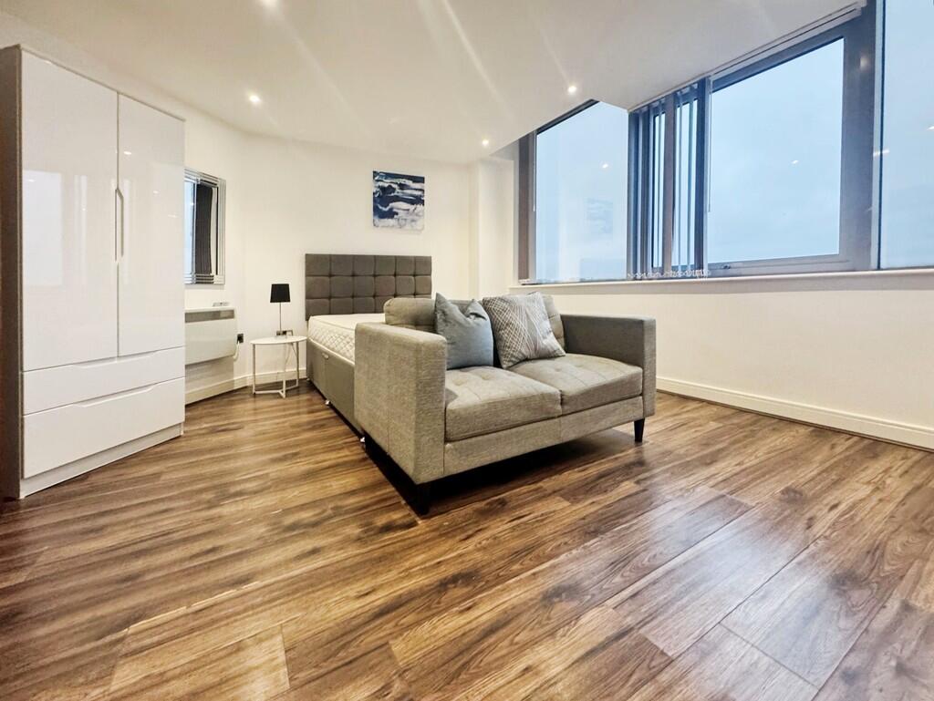 Lounge / Dining R...