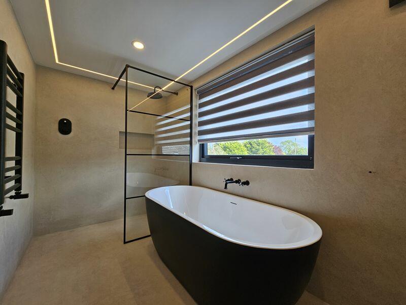 Bathroom (1st Floor)