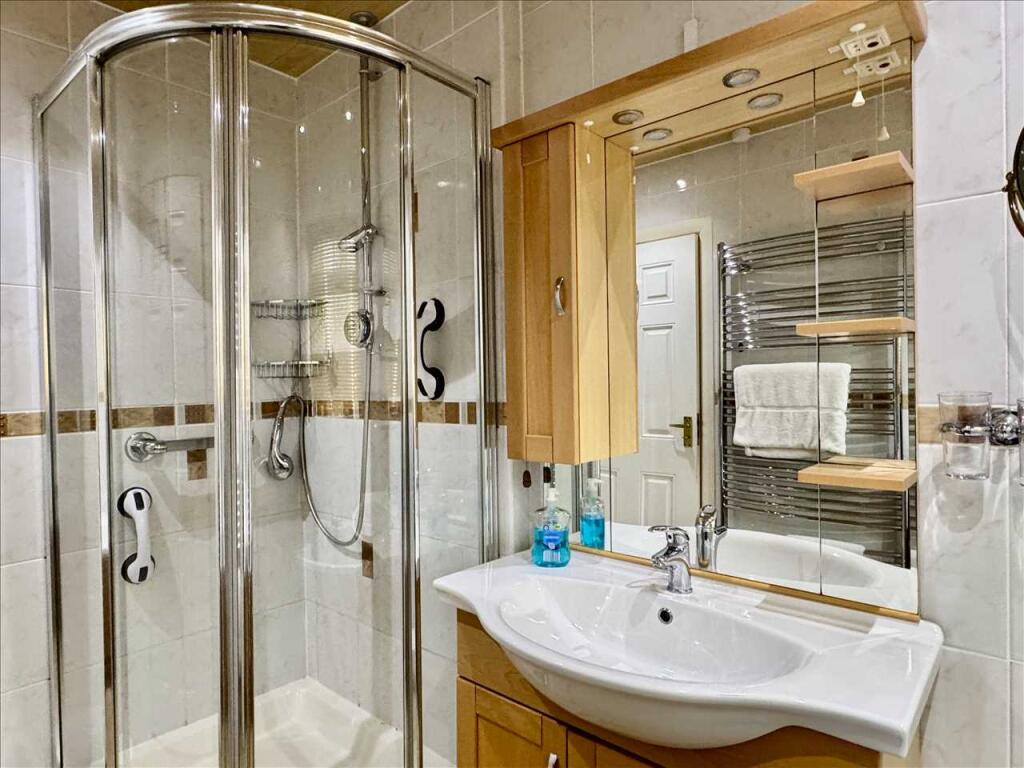 PRINCIPAL BATHROOM