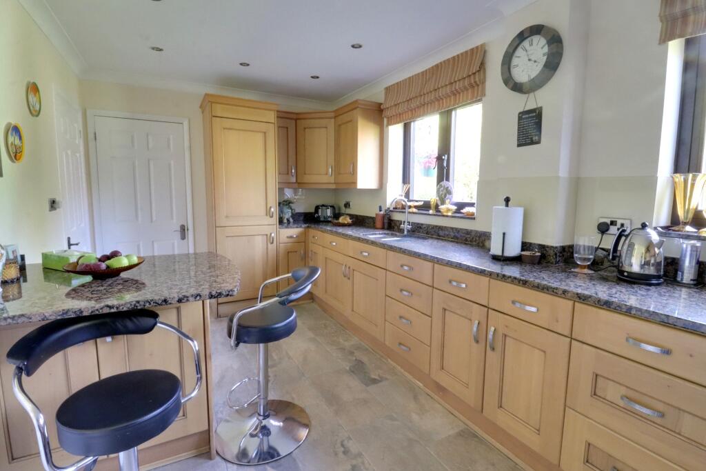 KITCHEN/BREAKFAST ROOM