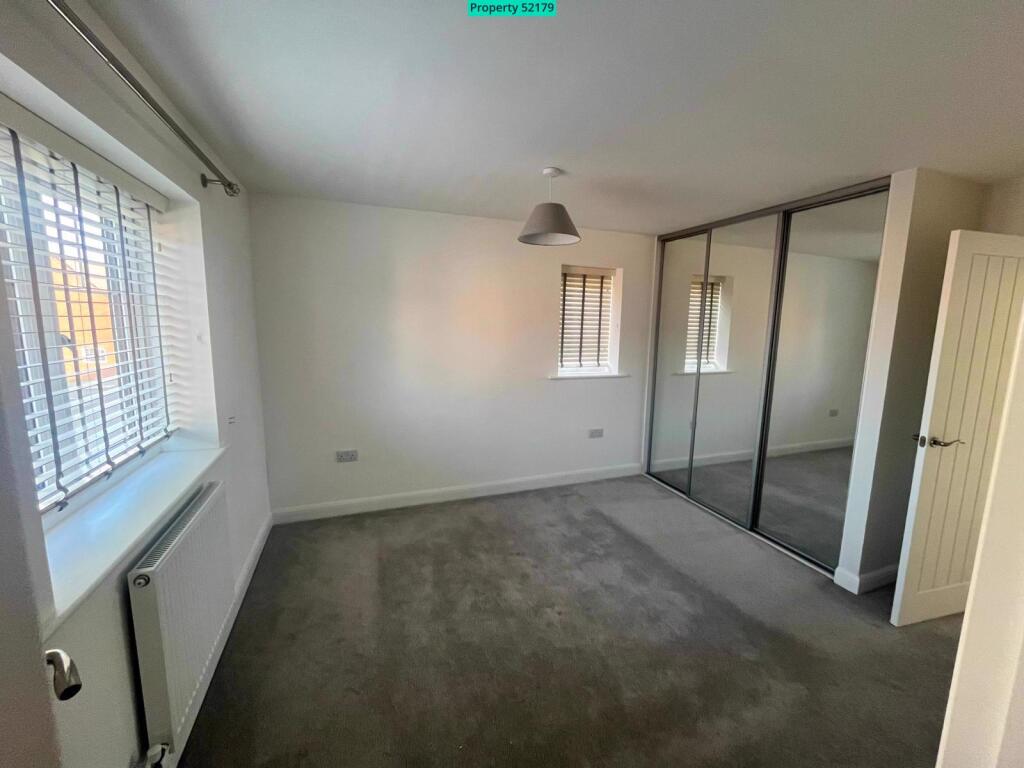 Main Bedroom fitted mirrored wardrobe