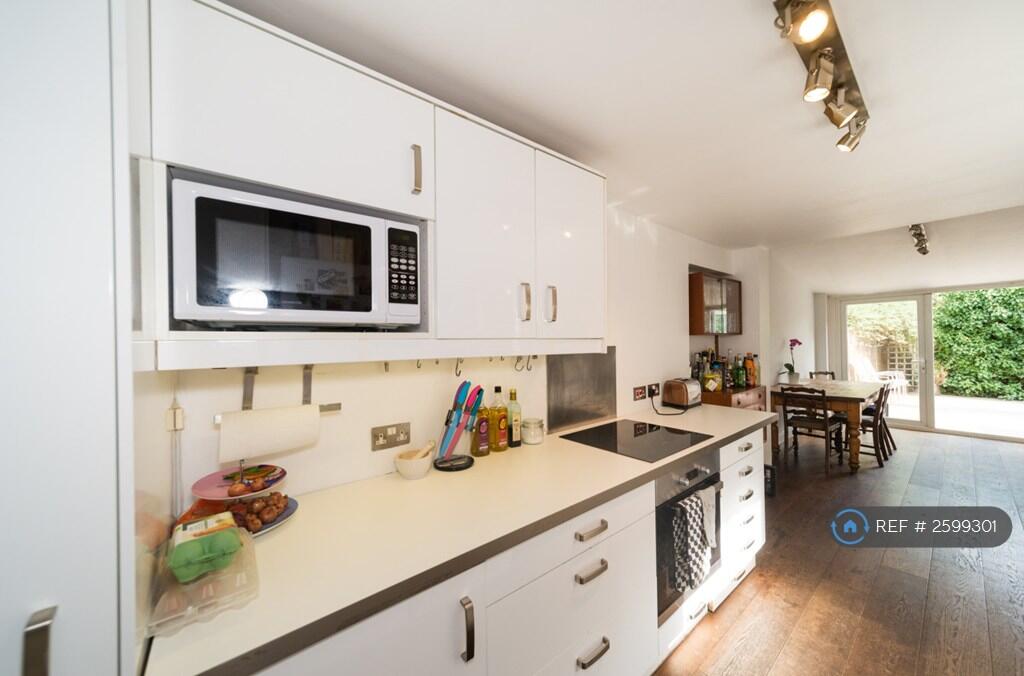 Kitchen Diner Pic 1