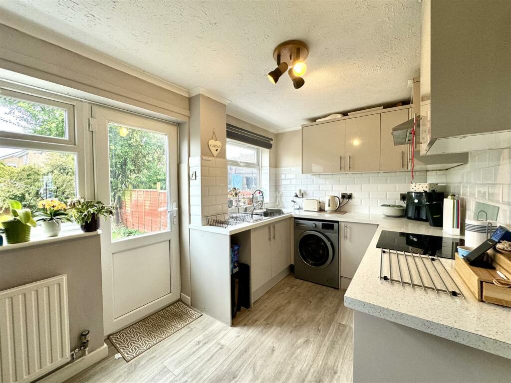 KITCHEN/DINING ROOM