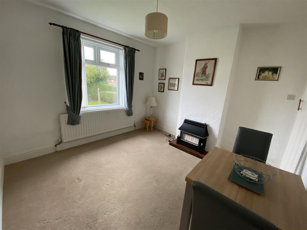Dining room: