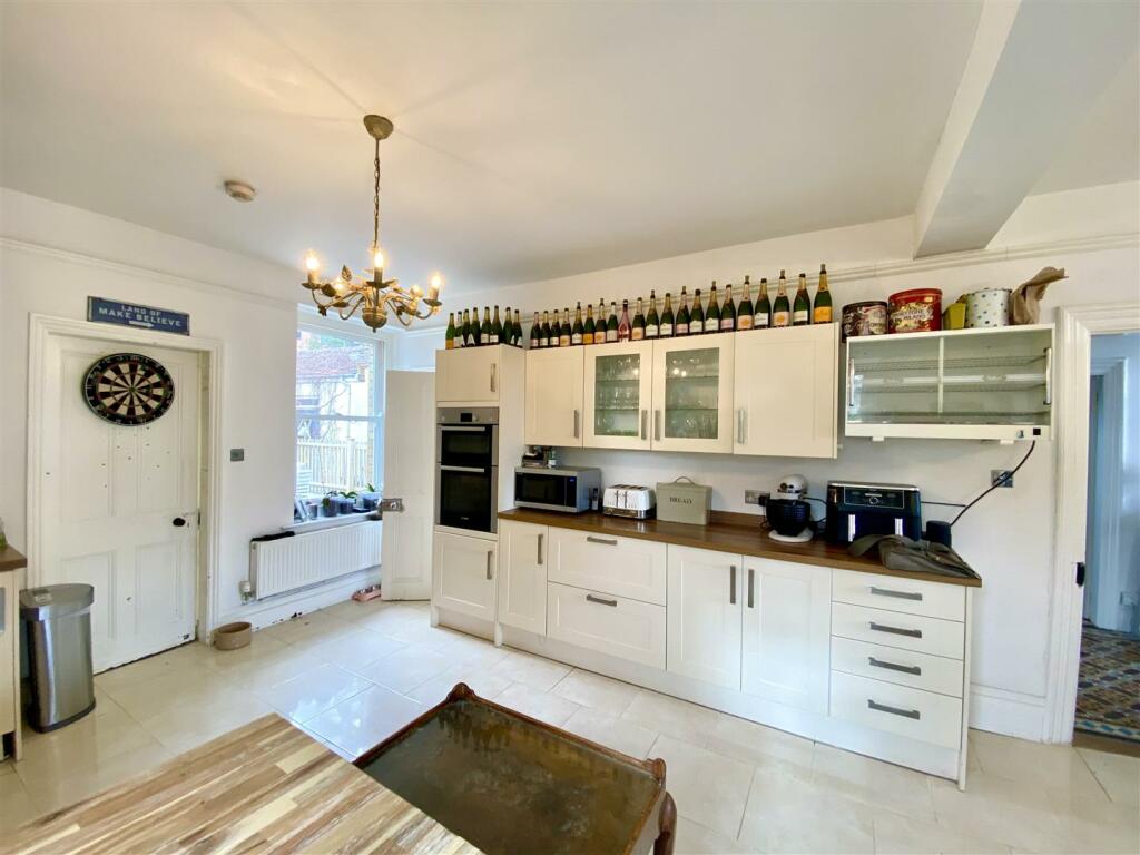 KITCHEN/DINING ROOM