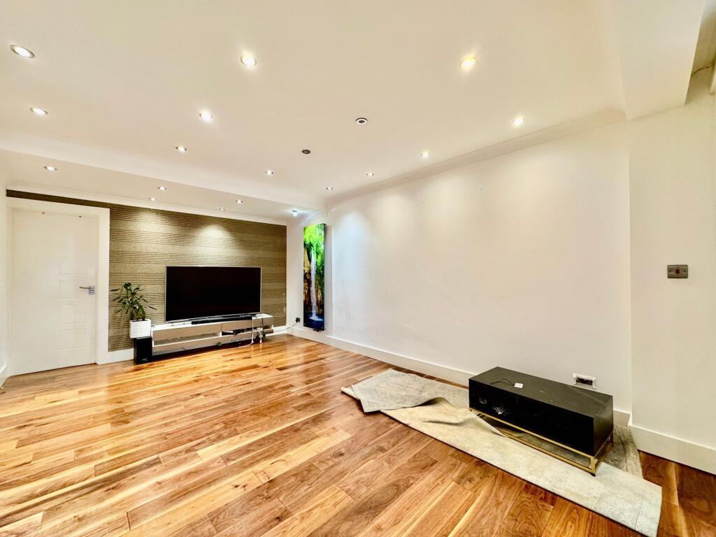 Open plan lounge/dining area