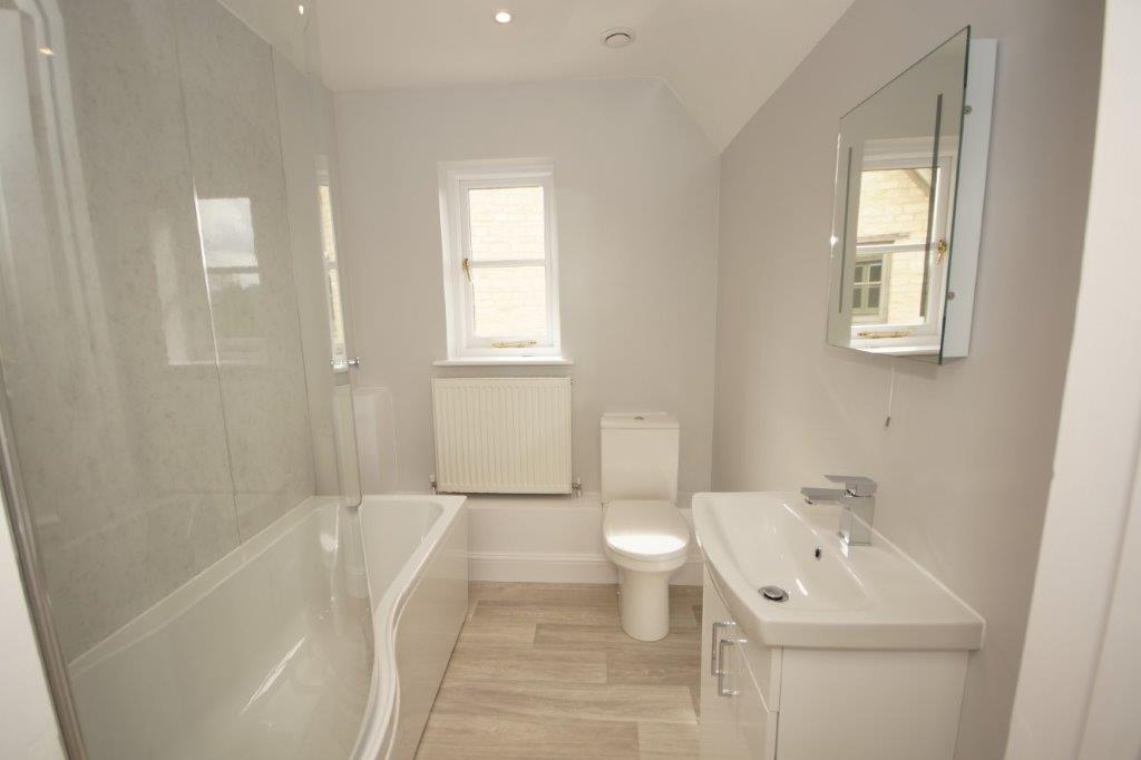 34 Colesbourne - Family Bathroom.jpg