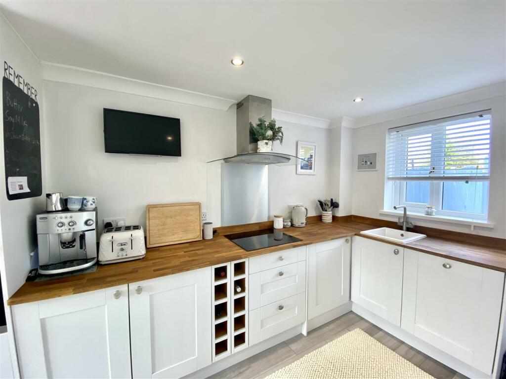 KITCHEN/BREAKFAST ROOM