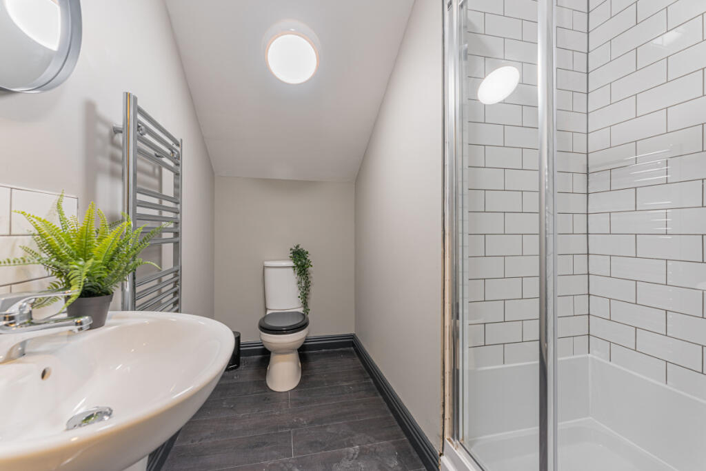 The Hosiery Factory Flat L Bathroom 1